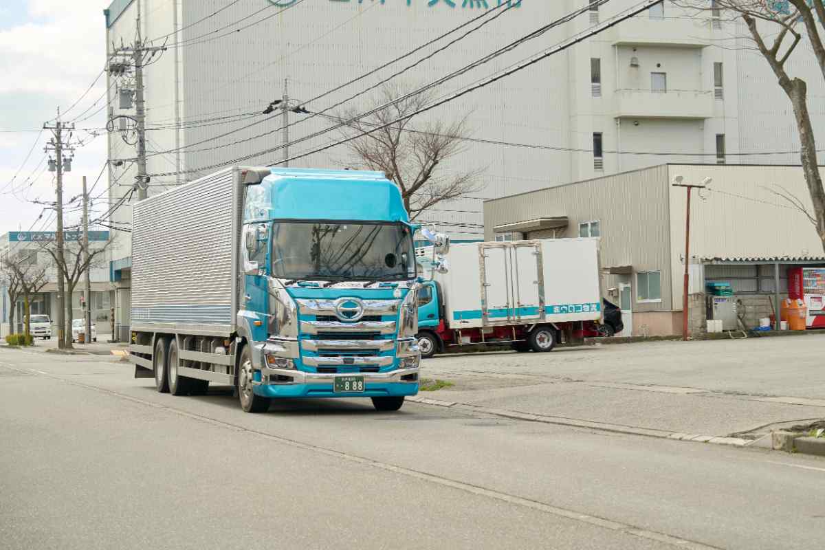 小包を運ぶ男性スタッフ (2)