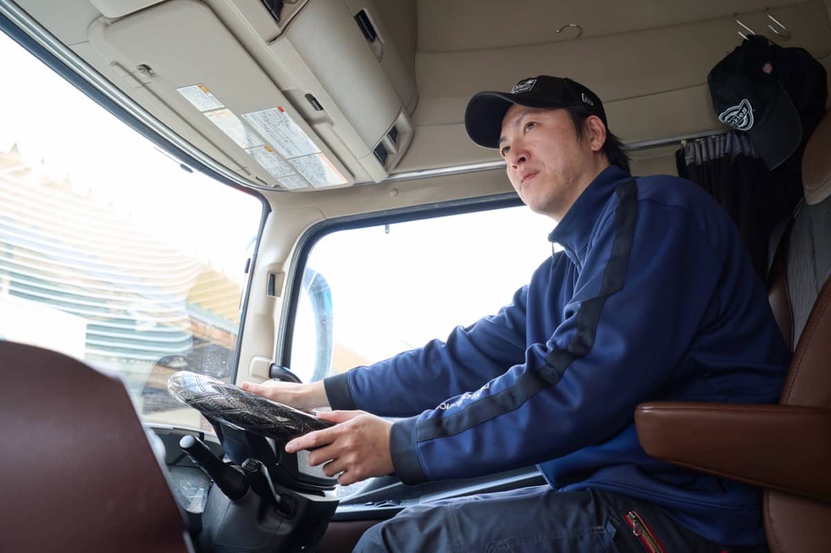 荷物を確認する男性スタッフ (1)