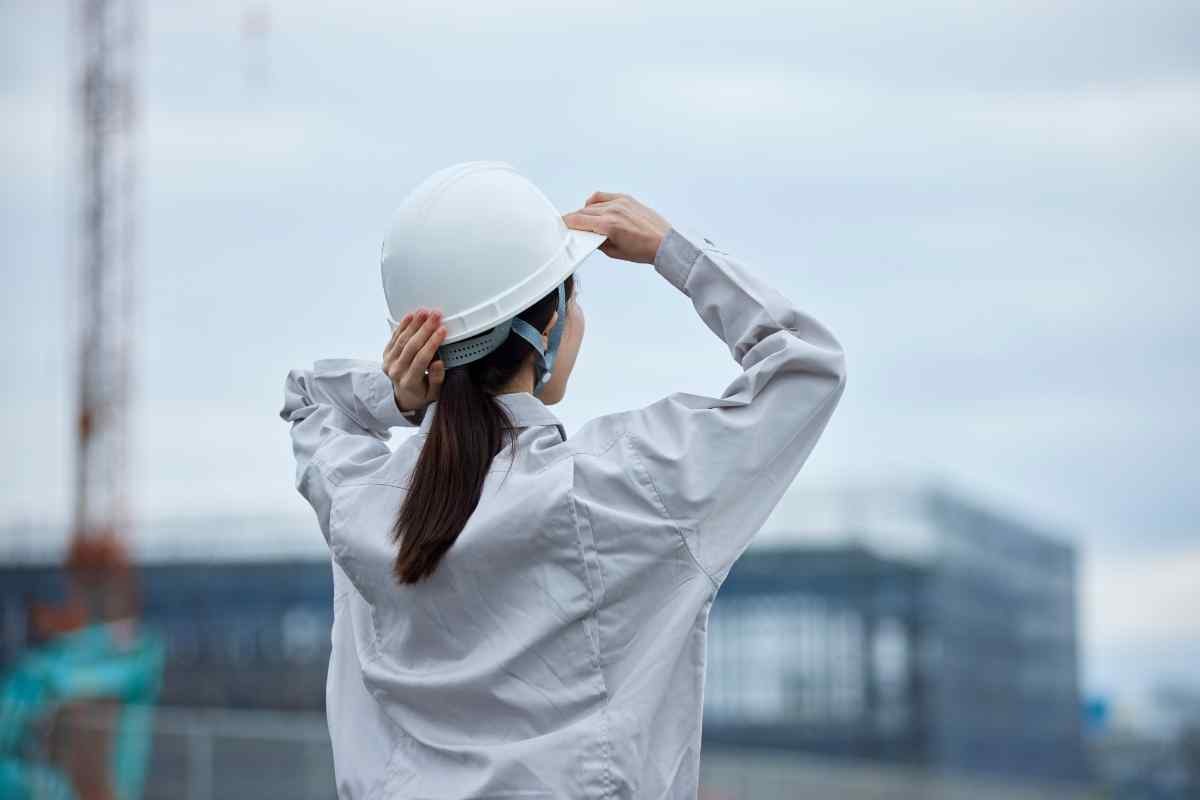 商品のチェックを行う女性スタッフ
